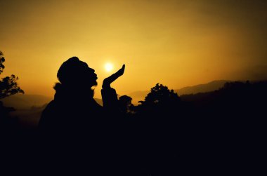 sembolik bir adam KIS güneş siluet