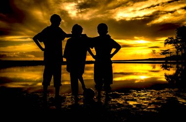 Çocuk topu gündoğumu siluet duran