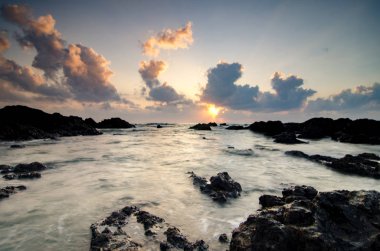 güzel deniz manzaralı ve Pandak Beach Terengganu, Malezya'da bulunan büyülü ışık 