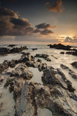 benzersiz kayaların oluşumu Pandak gündoğumu arka plan çarpıcı üzerinde Terengganu, Malezya'da bulunan Beach
