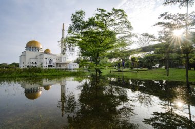 Sakin göl Salam olarak Selangor, Malezya içinde bulunan Camii çevrili