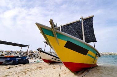 balıkçı tekne kumlu plaj ve bulutlu gökyüzü üzerinde mahsur kadar kapalı