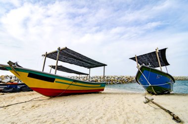 balıkçı tekne kumlu plaj ve bulutlu gökyüzü üzerinde mahsur kadar kapalı