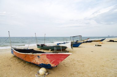 balıkçı tekne kumlu plaj ve bulutlu gökyüzü üzerinde mahsur kadar kapalı
