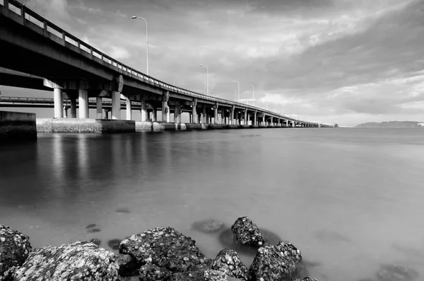 Černý a bílý obraz pozadí pod most Penangu v Malajsii — Stock fotografie