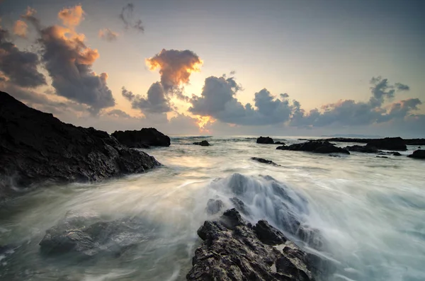 Belas ondas salpicando sobre a formação de rochas únicas em Pandak Beach localizado em Terengganu, Malásia sobre o impressionante fundo do nascer do sol — Fotografia de Stock