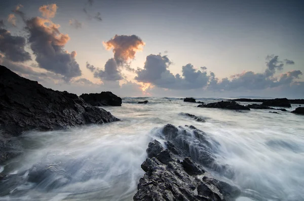Bela vista para o mar e luz mágica da praia Pandak Localizado em Terengganu, Malásia durante o nascer do sol — Fotografia de Stock