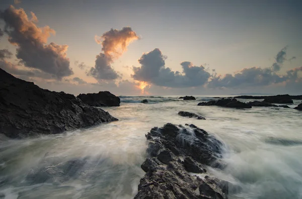 Belas ondas salpicando em formação rochas únicas em Pandak Beach localizado em Terengganu, Malásia — Fotografia de Stock
