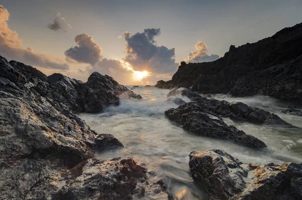 Hermosas olas salpicando en la formación de rocas únicas en Pandak Beach ubicada en Terengganu, Malasia — Foto de Stock