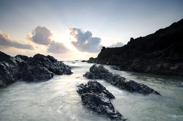 Schöne Wellen, die auf einzigartige Felsformationen am Strand von Pandak in Terengganu, Malaysia, planschen — Stockfoto