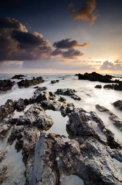 Escenario de luz mágica de la salida del sol Pandak Beach, Terengganu, Malasia con formación de roca única y cielo nublado — Foto de Stock