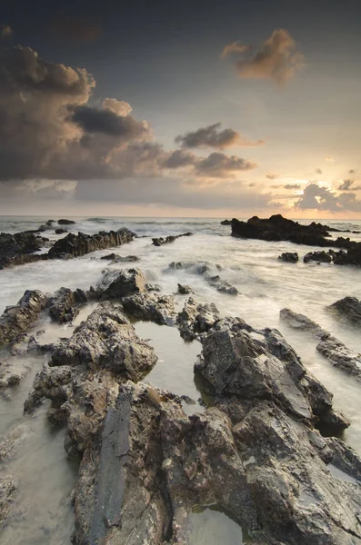 Magiska ljus scenery solnedgång soluppgång Pandak Beach, Terengganu i Malaysia med unik klippformation och molnig himmel — Stockfoto