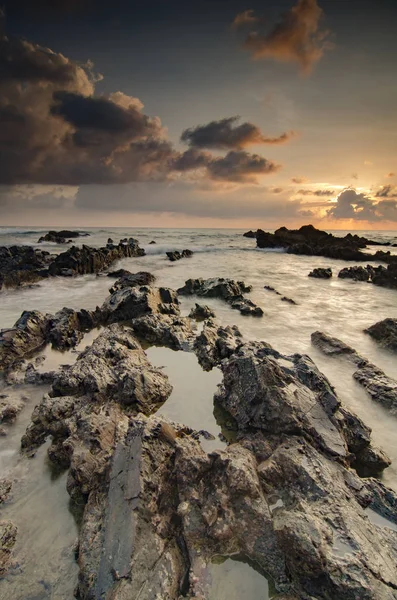 Formación de rocas únicas en la playa de Pandak ubicada en Terengganu, Malasia sobre un impresionante fondo de salida del sol — Foto de Stock