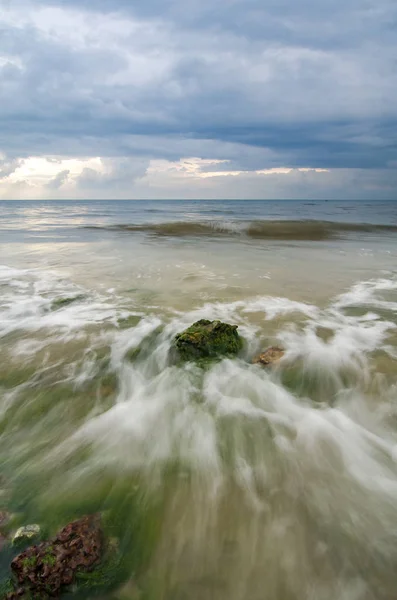 Güzel beyaz ve yumuşak dalga akış rock ve yosunlu sahile isabet üzerinde — Stok fotoğraf