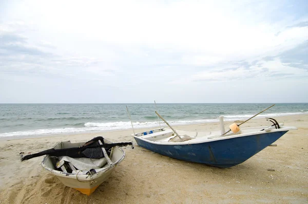 Fischerboot auf dem Sandstrand mit weißem bewölkten Himmel. befindet sich in terengganu, malaysien — Stockfoto