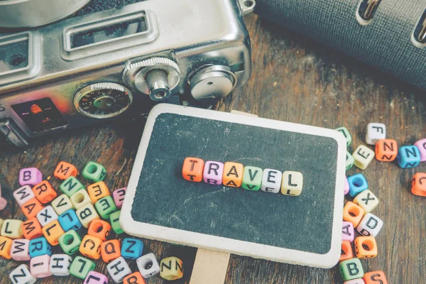 Διακοπές και διακοπές έννοια με λέξη Travel μπλοκ σε ξύλινες πινακίδες — Φωτογραφία Αρχείου