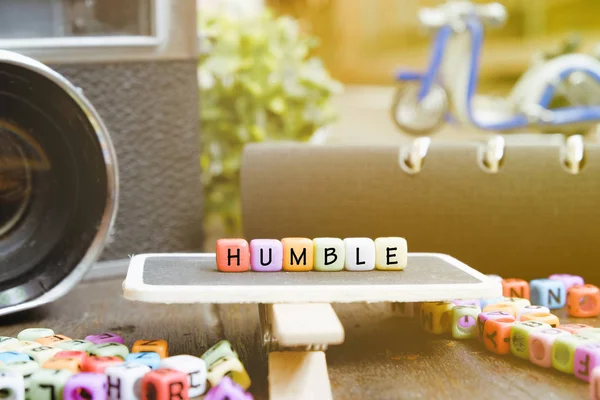 Imagem conceitual com bloco de palavras HUMBLE em sinalização de madeira — Fotografia de Stock