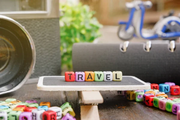 Begreppsmässiga image med Travel ordet block med ljuseffekt — Stockfoto