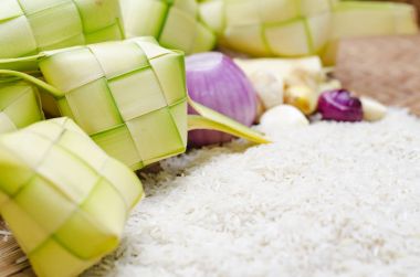 ketupat kasa bambu kapsayıcı olarak. Malezya eid festival arka plan sırasında geleneksel malay incelik