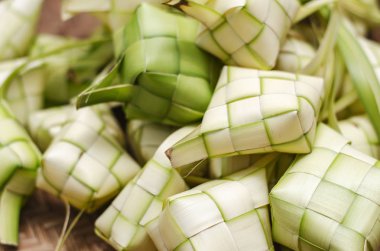 ketupat kasa bambu kapsayıcı olarak. Malezya eid festival arka plan sırasında geleneksel malay incelik