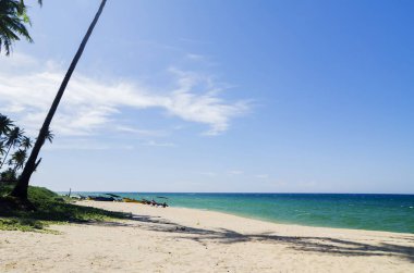 güneşli day.blue gökyüzü ve torquise deniz suyu kumlu plajda. seyahat ve tatil arka plan için ideal 