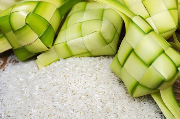 Cubierta de ketupat y arroz en contenedor de bambú. delicadeza tradicional malaya durante el eid malayo —  Fotos de Stock