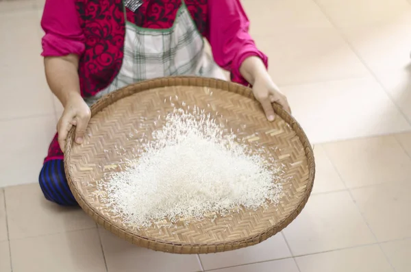 Podar arroz utilizando cestas de bambú para separar el arroz de la cáscara de arroz —  Fotos de Stock