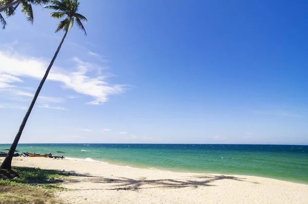 Piaszczysta plaża w słonecznym day.blue niebo i tulenie torquise wody morskiej. idealny do podróży i wakacji tło — Zdjęcie stockowe