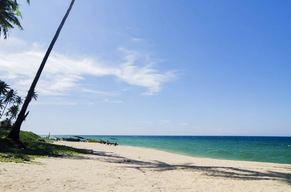 Playa de arena en el sol day.blue cielo y el agua de mar torquesa. ideal para viajes y vacaciones de fondo — Foto de Stock