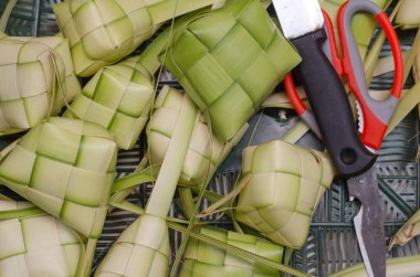 Ketupat Nasi (pirinç hamur tatlısı) yapımında kasa. Ketupat geleneksel bayram festival sezonunda Malezya besindir