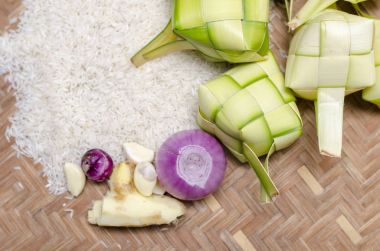 Ketupat veya hamur tatlısı pirinç bambu tepsi, gün kutlama Ramazan oruç ayın sonunda bir Malezya veya Endonezya Gıda