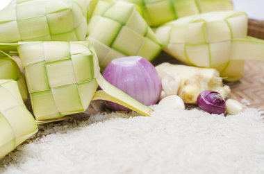 Ketupat kaplaması ve bambu kabında pirinç. Malezya bayram festivalinde geleneksel malay lezzeti