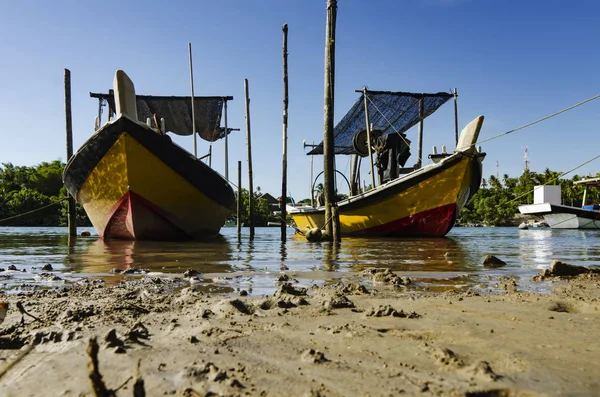 Barco pescador malaio tradicional ancorado perto da margem do rio o — Fotografia de Stock