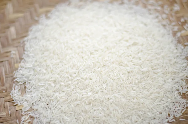Reis in Bambusschale. Selektive Fokusaufnahme — Stockfoto