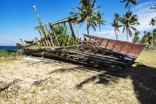 Mavi gökyüzü arka plan ve parlak güneşin altında deniz kıyıya yakın batık terk