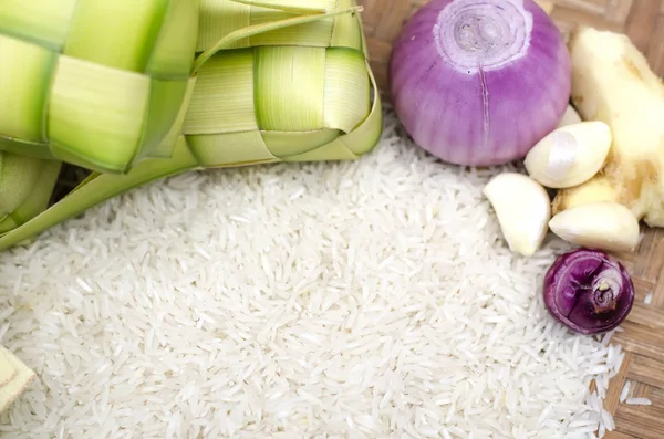 Cubierta de ketupat y arroz en contenedor de bambú. delicadeza tradicional malaya durante el festival eid de Malasia —  Fotos de Stock