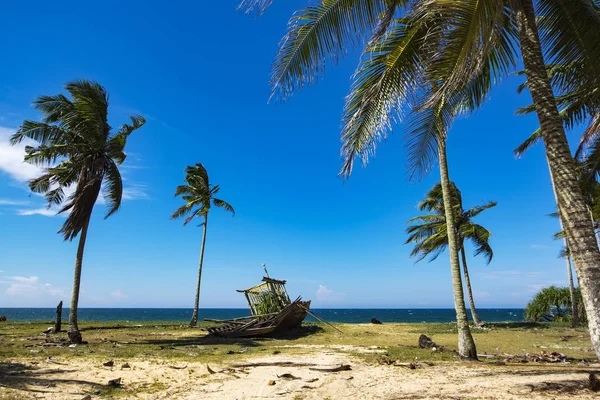 Beautiful in nature, sea view under bright sunny day. abandon shipwreck and coconut tree with blue sky background — Stock Photo, Image