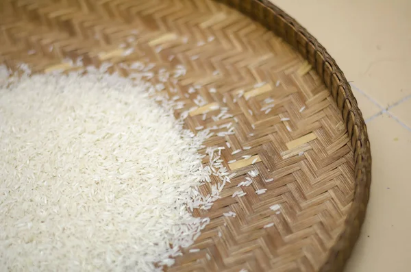 Reis in Bambusschale. Selektive Fokusaufnahme — Stockfoto