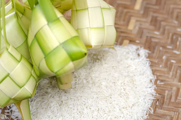 Cubierta de ketupat y arroz en contenedor de bambú. delicadeza tradicional malaya durante el festival eid de Malasia —  Fotos de Stock