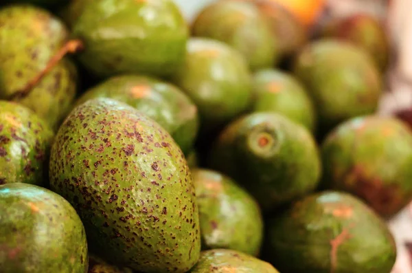 Egzotik tropik meyve, yeşil avokado ekran market.selective odak çekimde satmak için. görüntü gürültü ve tahıl kullanılabilir ışık atış nedeniyle içerebilir