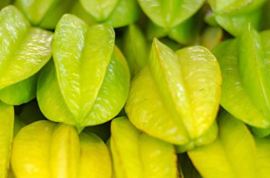 odak ve taze çiğ starfruits ekran bulanık resim