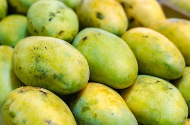 seçici odak vurdu, taze Mango içinde belgili tanımlık çarşı