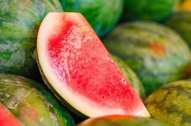 Görüntü amaç için plastik piyasa ahır ve bir dilim taze çiğ kırmızı karpuz sarılmış