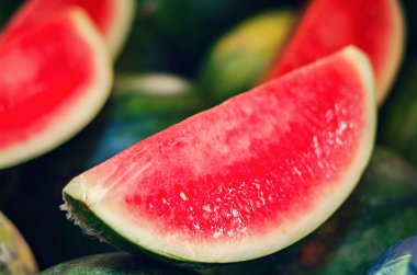 Görüntü amaç için plastik piyasa ahır ve bir dilim taze çiğ kırmızı karpuz sarılmış