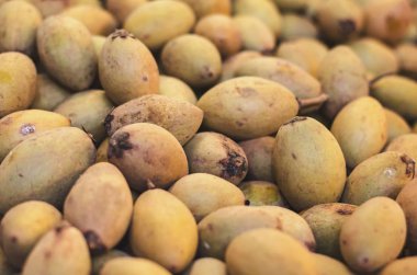 odak ve bulanık görüntü görüntüsünün egzotik tropik meyve, sapodilla veya chiku meyve taze piyasada. 