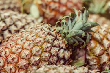 Malezya piyasa ahır üzerinde taze çiğ ananas.