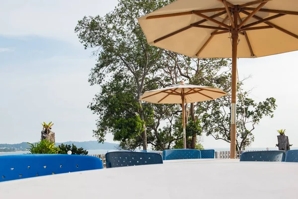 Masa ve sandalyeler güzel tropic havuzu yanında yakınındaki kümesi