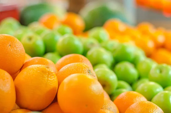 Frische Orangen an frischem Marktstand — Stockfoto