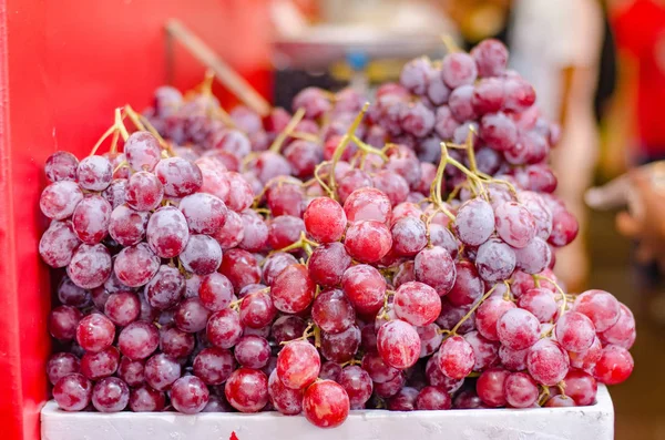 Mazzo di uva grezza esposta al mercato fresco . — Foto Stock