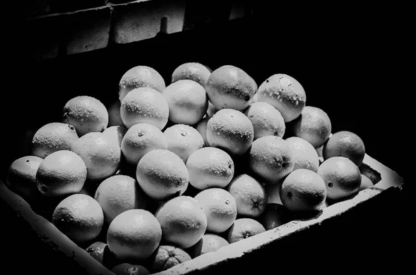 Μαύρο και άσπρο εικόνας του πορτοκαλί οθόνη στο στάβλο αγορά νωπών προϊόντων. — Φωτογραφία Αρχείου